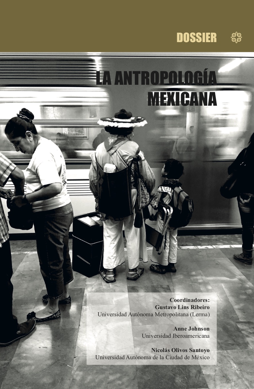 Autor: Miguel Reyes Pérez. Foto: Huicholes en el metro de la Ciudad de México. Serie “Cuando el indígena sobrevive en la urbanidad”.